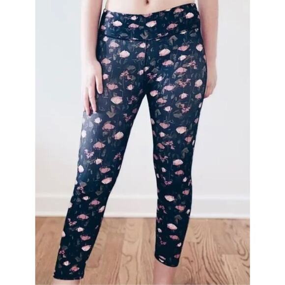 Fabletics Powerhold Black Floral Salar Capri Leggings Rose Activewear MEDIUM NWT - Picture 5 of 7